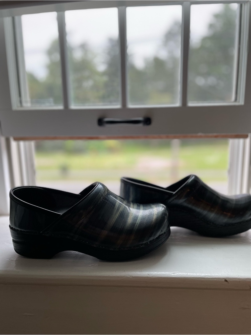 Dansko Glossy Streaked Metallic Black Patent Leather Slip-On Clogs EU 37 US 6.5